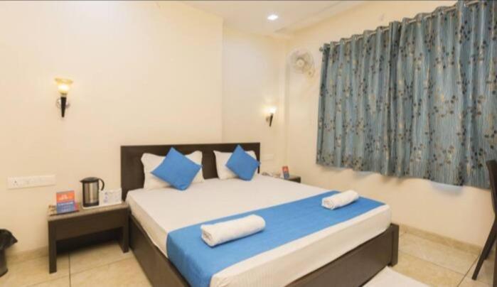 ניו דלהי Hotel R Deluxe "Couple Friendly Vaccinated Staff" מראה חיצוני תמונה