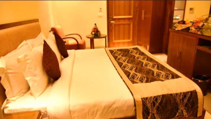 ניו דלהי Hotel R Deluxe "Couple Friendly Vaccinated Staff" מראה חיצוני תמונה