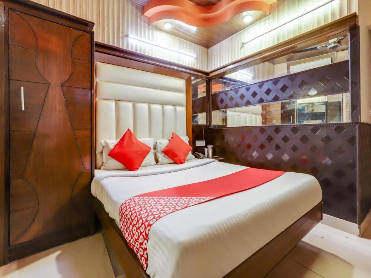 ניו דלהי Hotel R Deluxe "Couple Friendly Vaccinated Staff" מראה חיצוני תמונה