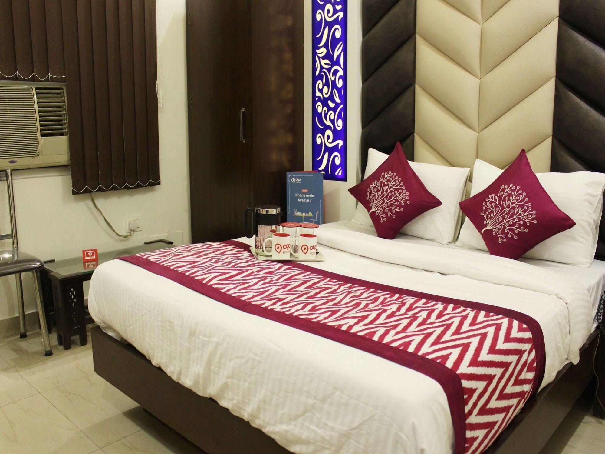 ניו דלהי Hotel R Deluxe "Couple Friendly Vaccinated Staff" מראה חיצוני תמונה