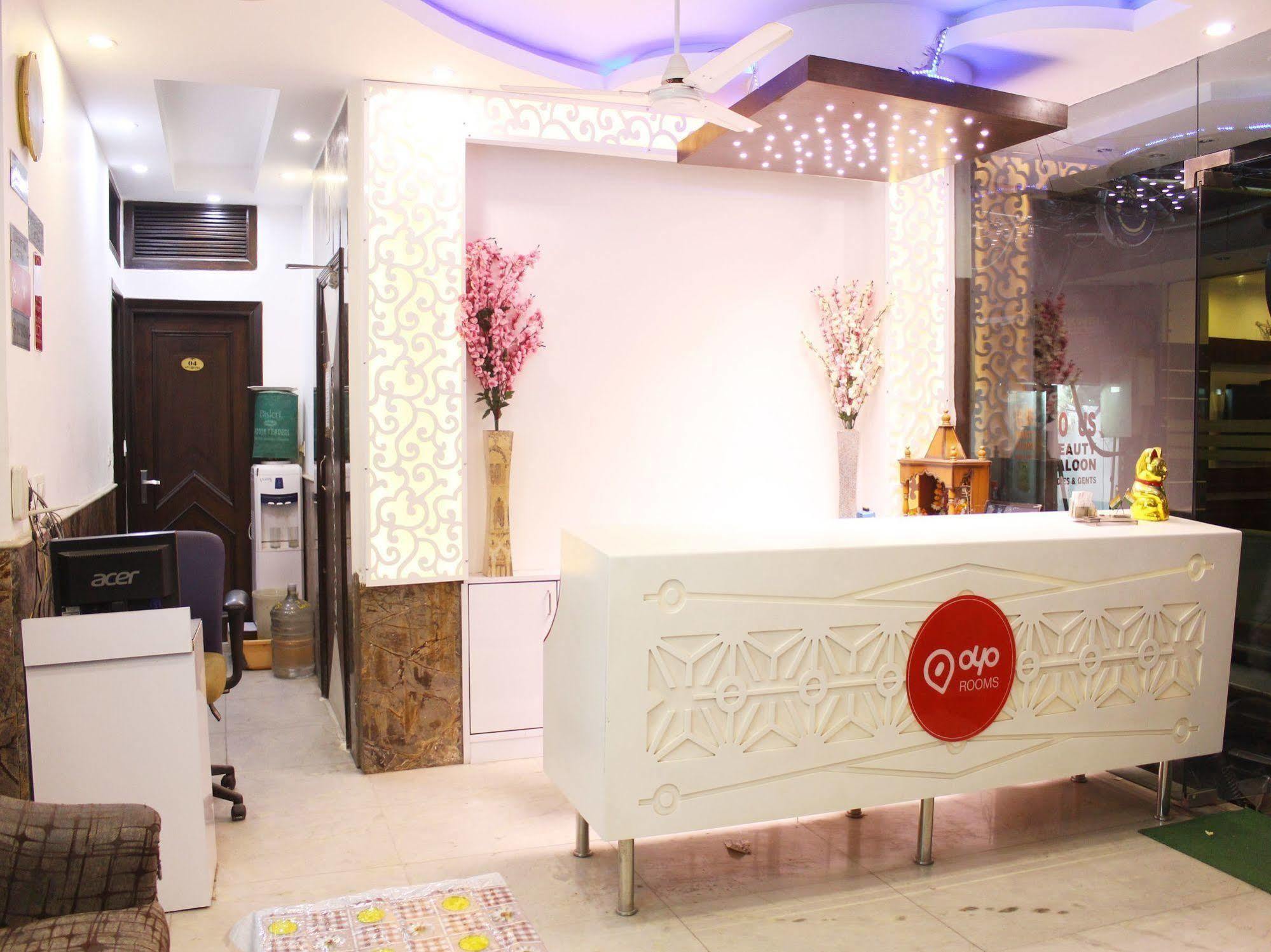 ניו דלהי Hotel R Deluxe "Couple Friendly Vaccinated Staff" מראה חיצוני תמונה