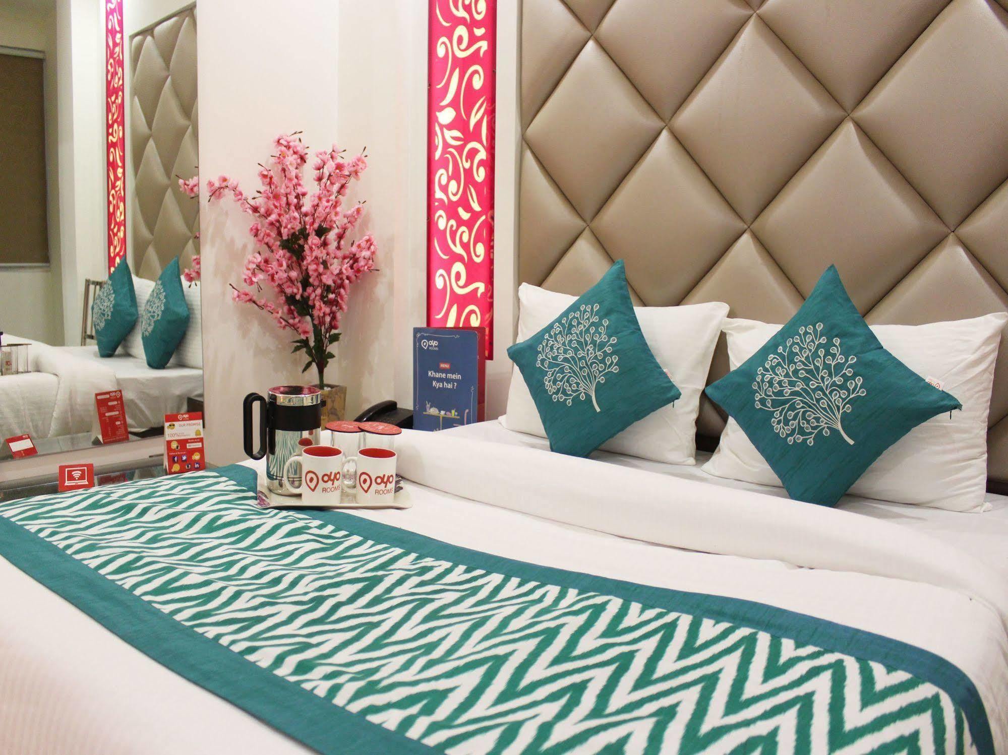 ניו דלהי Hotel R Deluxe "Couple Friendly Vaccinated Staff" מראה חיצוני תמונה