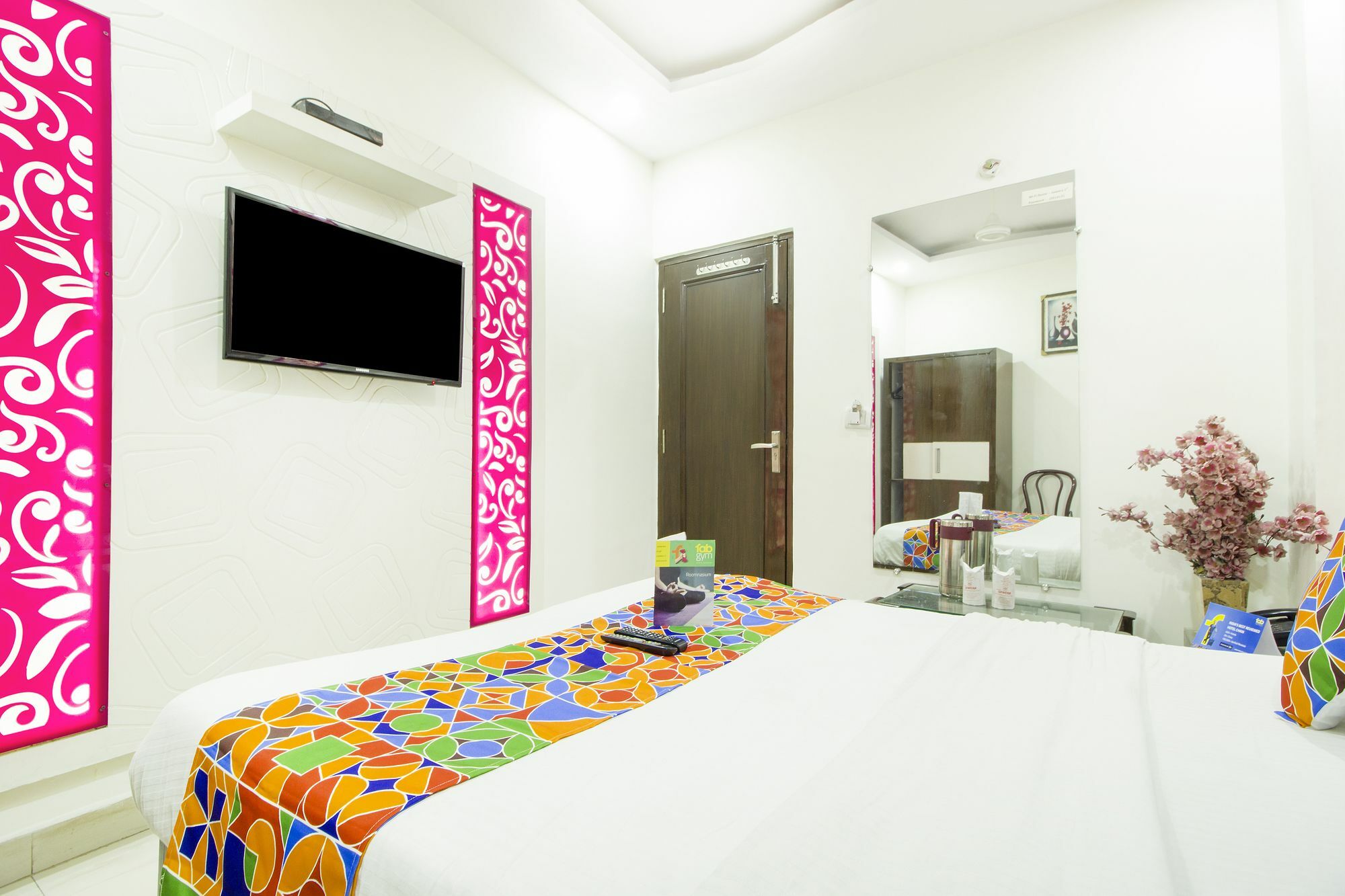 ניו דלהי Hotel R Deluxe "Couple Friendly Vaccinated Staff" מראה חיצוני תמונה